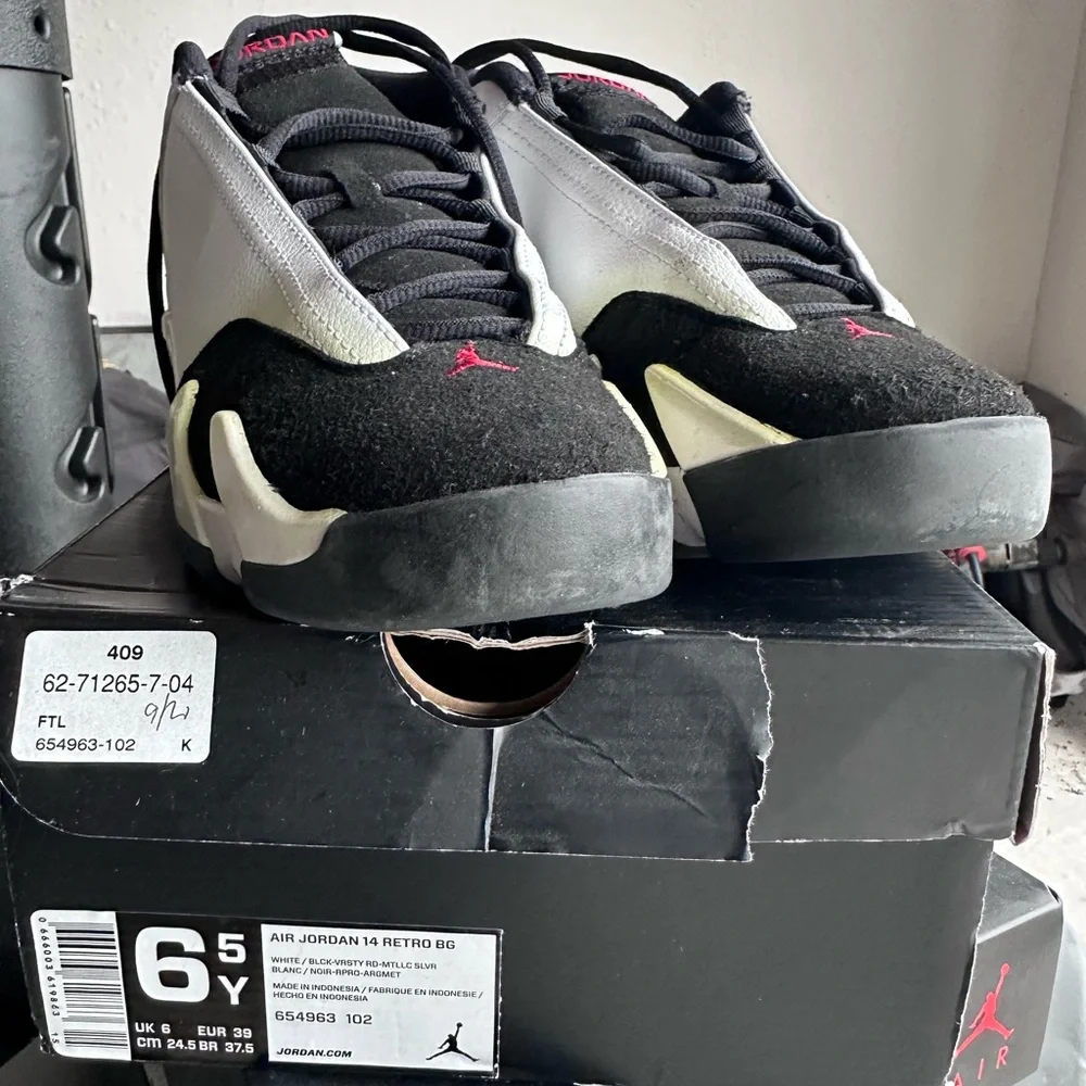 Jordan Men's White and Black Sneakers with Red Accents - Picture 3 of 5